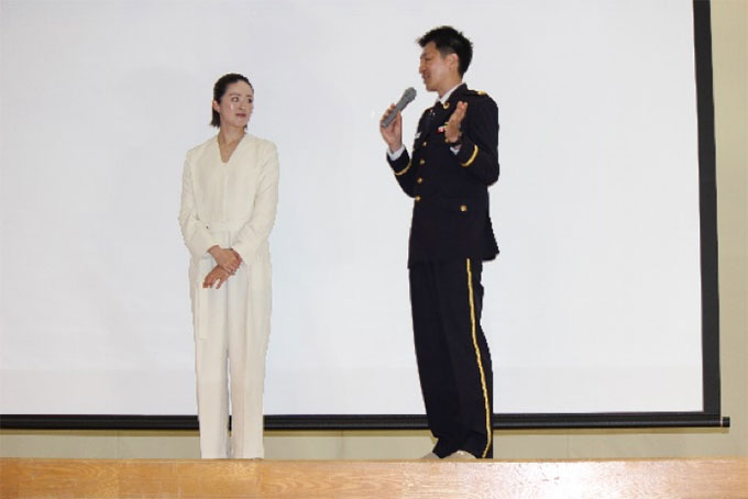 元宝塚歌劇団月組の蓮つかささんと現役自衛官（パイロット）の新山英亮さん